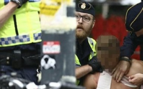 Poliţist înjunghiat în spate şi în gât la Stockholm; un suspect arestat