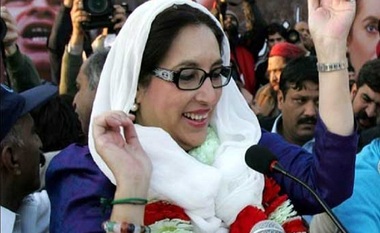 Justiţia pakistaneză eliberează cinci suspecţi şi îl declară ”fugar” pe Pervez Musharraf în procesul asasinării lui Benazir Bhutto