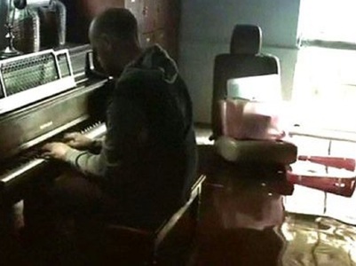 Un clip cu un bărbat care cântă la pian, în casa sa, distrusă de uraganul din Houston, a devenit viral. VIDEO