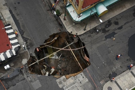 O groapă de 10 metri s-a format în centrul Ciudad de Mexico, într-o zonă frecventată de turişti