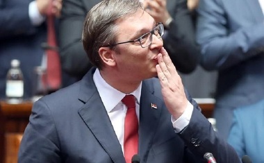 Trei persoane arestate la Belgrad, după ce au intrat cu Bentley-ul unui fost jucător de fotbal în coloana preşedintelui sârb Aleksandr Vucici
