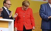Merkel, lovită la şoldul stâng de o roşie aruncată din public, fluierată şi insultată la un miting la Heidelberg; încăierări între participanţi