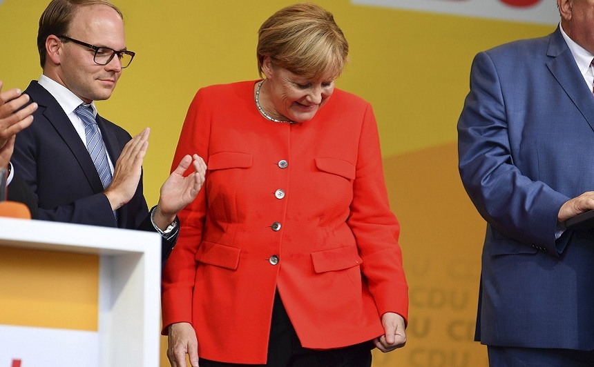 Merkel, lovită la şoldul stâng de o roşie aruncată din public, fluierată şi insultată la un miting la Heidelberg; încăierări între participanţi