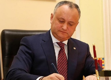 Dodon blochează participarea militarilor moldoveni la exerciţii în Ucraina; Guvernul anunţă că va ignora veto-ul