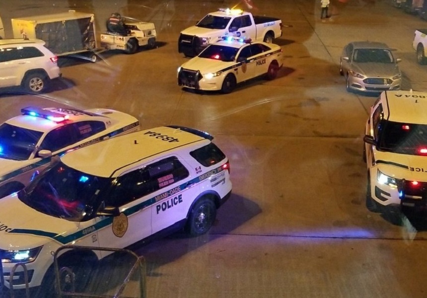 Poliţia americană a împuşcat un bărbat înarmat cu un cuţit, care a încercat să intre în clădirea aeroportului din Miami