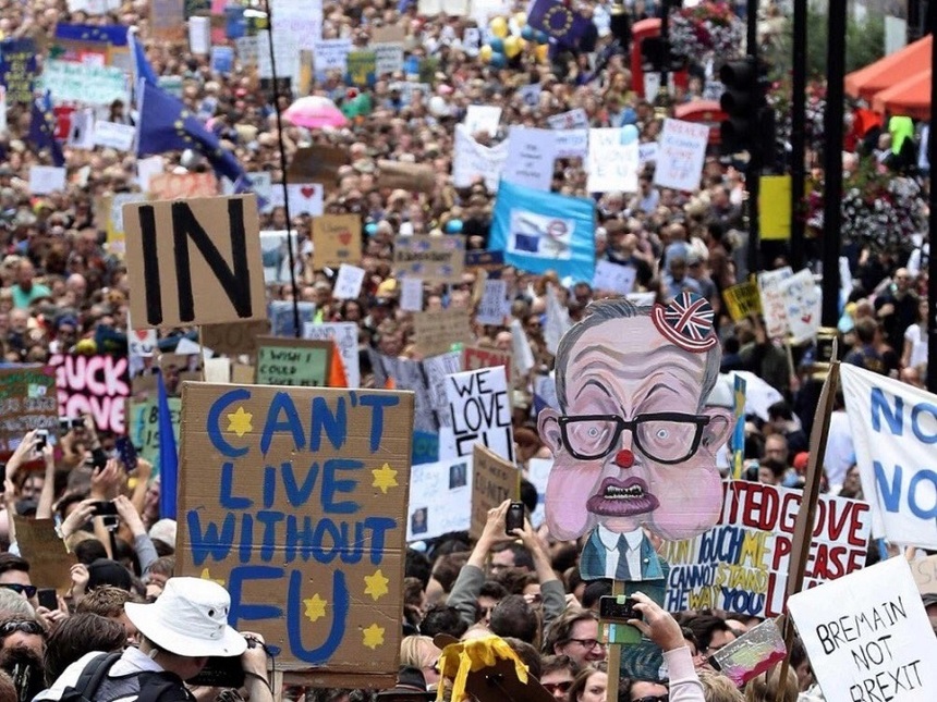 Mii de oameni au ieşit în stradă la Londra, pentru a cere ca Marea Britanie să rămână în Uniunea Europeană. VIDEO