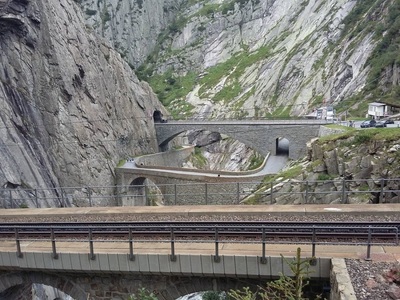 Cel puţin 30 de persoane au fost rănite după ce două trenuri s-au ciocnit în Elveţia