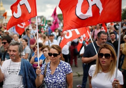 Zeci de mii de oameni au protestat marţi la Paris faţă de reforma Codului Muncii. VIDEO