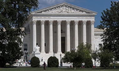 Administraţia Trump poate menţine interdicţia de călătorie impusă refugiaţilor, stabileşte Curtea Supremă