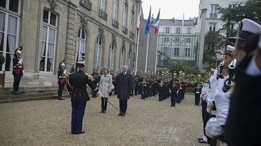 Opoziţia poloneză cere suspendarea din funcţie a ministrului Apărării, acuzat de legături cu spionajul militar şi mafia ruse; întâlnire Macierewicz-Parly la Paris pe tema achiziţionării unor submarine