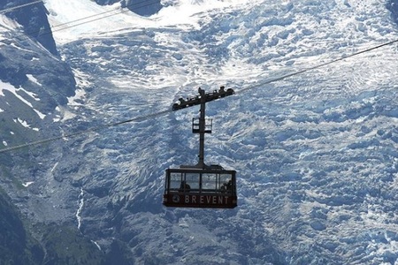 Masivul Mont Blanc, din Alpii francezi, a scăzut cu aproximativ un centimetru în ultimii doi ani