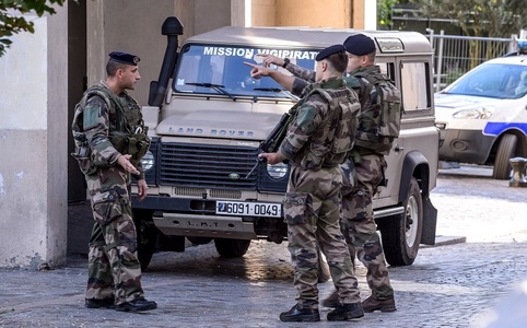 UPDATE - Militar din cadrul Sentinelle, atacat de un bărbat înarmat cu un cuţit la o staţie de metrou în Paris; atacatorul, imobilizat fără să rănească pe cineva