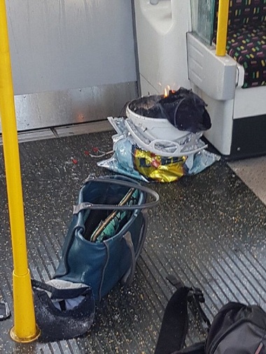 Incendiul din garnitura de metrou de la Londra, cauzat de detonarea unui dispozitiv exploziv improvizat 