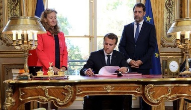 Macron promulgă în direct legile moralizării vieţii publice, după un scenariu à la Trump, fără precedent în Franţa