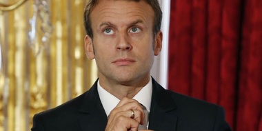 Legea de abilitare a Guvernului să refomeze Codul Muncii prin ordonanţe, promulgată discret de Macron