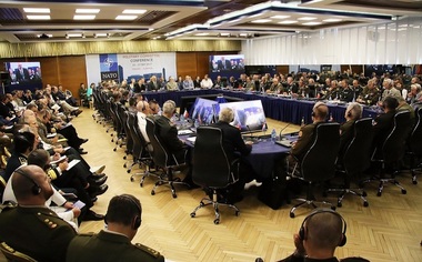 NATO îşi mai acordă o lună ca să răspundă solicitărilor SUA cu privire la Afganistan; generalul britanic Stuart Peach, ales noul preşedinte al Comitetului Militar al NATO