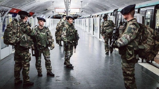 Agresorul militarului Sentinelle în staţia de metrou Châtelet de la Paris, prezentat unui judecător antiterorist