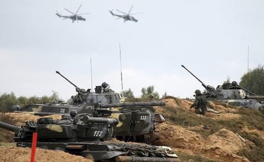Un elicopter rus de atac deschide focul asupra spectatorilor în timpul exerciţiilor militare Zapad 17; doi civili răniţi şi vehicule distruse, dezvăluie portalul 66.ru - VIDEO