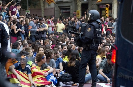 Mii de catalani protestează în stradă faţă de arestarea a 13 membri ai Guvernului regiunii separatsite; Puigdemont acuză Madridul că a impus de facto starea de urgenţă