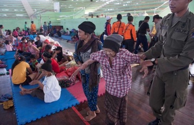 Autorităţile indoneziene au ridicat alerta la cel mai înalt nivel posibil pentru vulcanul Agung din insula turistică Bali