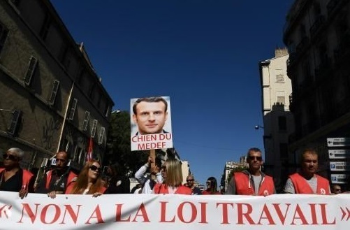 Franţa: Zeci de mii de susţinători ai extremei-stângi protestează pe străzile pariziene faţă de politicile preşedintelui Macron
