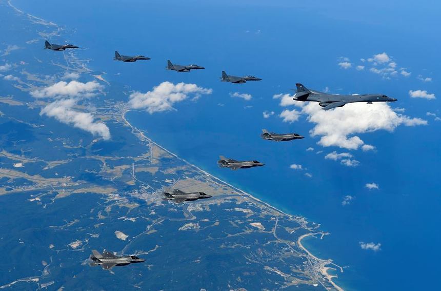 Bombardiere americane în largul coastei de est a Coreei de Nord, o manifestare de forţă a Pentagonului