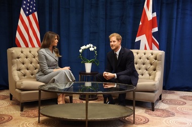 Melania Trump s-a întâlnit cu Prinţul Harry la Jocurile Invictus de la Toronto şi l-a invitat pe acesta la Casa Albă