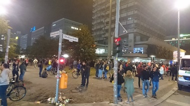 ”Naziştii afară!”. Sute de oameni în stradă împotriva AfD după alegerile parlamentare. VIDEO
