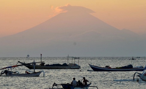 Peste 50.000 de locuitori evacuaţi de teama eruperii Vulcanului Agung pe Insula Bali