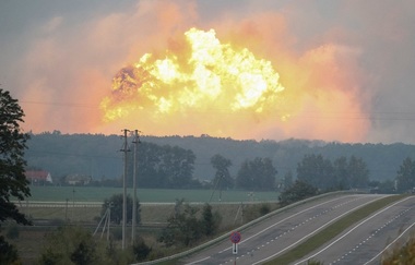 UPDATE - Zeci de mii de oameni evacuaţi în regiunea ucraineană Viniţia, al cărei spaţiu aerian a fost închis, în urma unor explozii la un depozit de armament