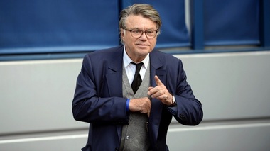 Adunarea Naţională franceză îi ridică imunitatea deputatului FN Gilbert Collard care a difuzat pe Twitter fotografii cu atrocităţi comise de Statul Islamic