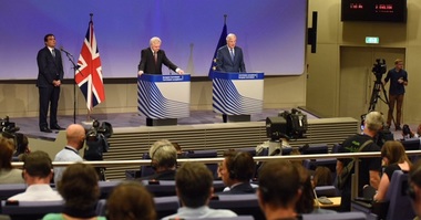 Barnier deplânge progrese insuficiente dar salută o nouă dinamică în negocierile cu privire la Brexit, Davis anunţă progrese cu privire la drepturile cetăţenilor în a ptra rundă de negocieri