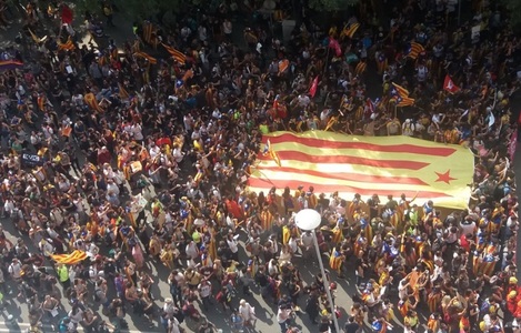 ”Noi vom vota!”. Zeci de mii de liceeni şi studenţi catalani aflaţi în grevă manifestează la Barcelona în favoarea referendumului de autodeterminare