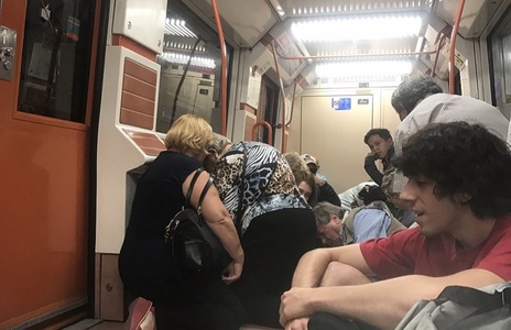 O ramă de metrou evacuată la Madrid, după o ceartă între doi pasageri dintre care unul a tras un glonţ orb iar celălalt a agitat un cuţit; poliţia exclude vreo legătură cu terorismul