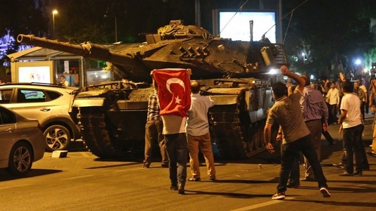 Zeci de operaţiuni ale poliţiei în Turcia vizând arestarea a 117 ofiţeri militari în legătură cu puciul eşuat