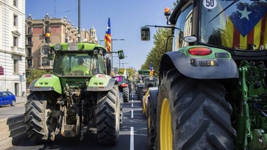 Coloane de tractoare s-au mobilizat în Catalonia pentru a asigura desfăşurarea referendumului pentru independenţă