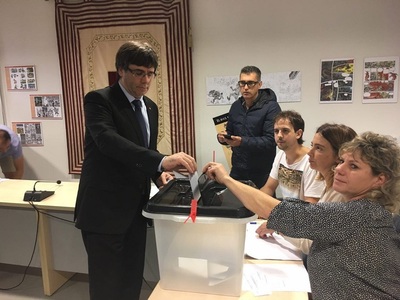 Referendum în Catalonia: Poliţia a intrat în forţă inclusiv la colegiul la care urma să voteze liderul regional Carles Puigdemont - VIDEO
