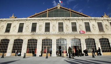 Două persoane au murit după ce au fost atacate cu un cuţit la Marsilia
