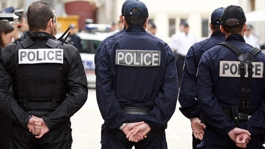 Cinci persoane reţinute şi un atentat cu bombă dejucat la Paris; pe numele unuia dintre arestaţi exista o fişă de radicalizare, anunţă Collomb 
