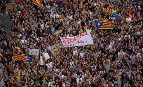 Manifestaţii ample şi grevă generală în Catalonia împotriva violenţelor poliţiştilor la referendumul de independenţă - FOTO. VIDEO