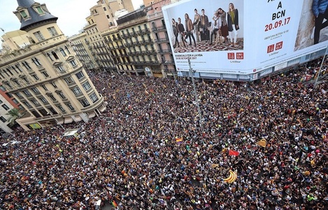 Aproximativ 700.000 de persoane au manifestat marţi la Barcelona, anunţă primăria; Madridul lansează urmăriri în urma discursului regelui
