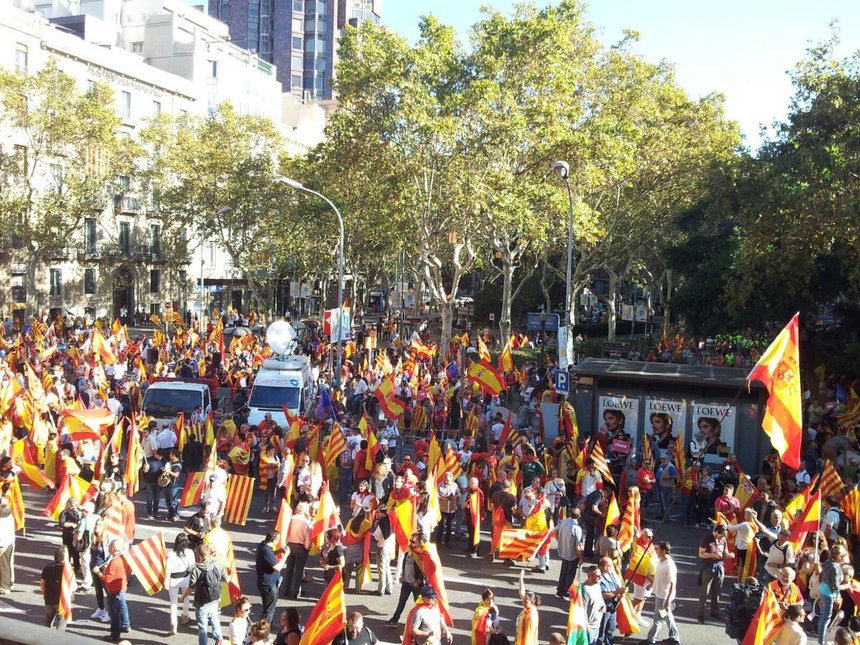 A doua zi de manifestaţii la Barcelona, pentru unitatea Spaniei. La finalul mitingului, scriitorul Mario Vargas Llosa va ţine un discurs. VIDEO