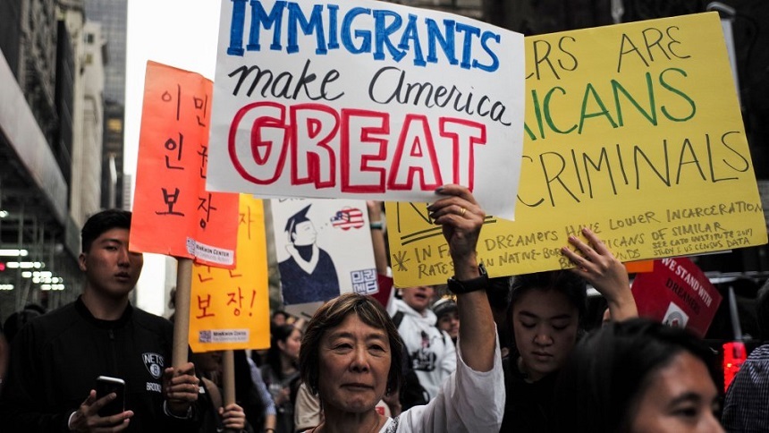 Trump îşi înăspreşte tonul printr-o listă cu priorităţi în domeniul imigraţiei şi îndepărtează un compromis cu privire la soarta a sute de mii de ”Dreamers”