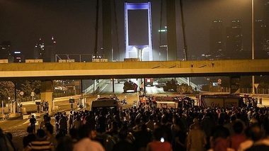 O sută patruzeci şi trei de foşti militari turci, judecaţi în legătură cu luptele de pe podul de la Istanbul, soldate cu moartea a şapte pucişti şi 34 de civili, în timpul puciului eşuat