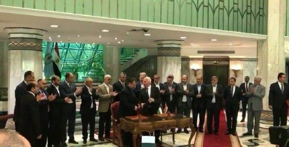Mişcările palestiniene rivale Fatah şi Hamas semnează un acord de reconciliere la Cairo