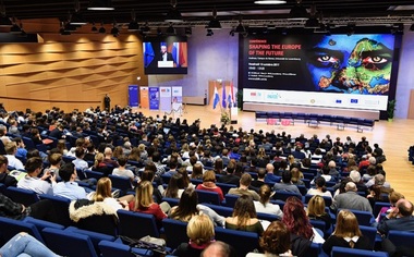 ”Ei trebuie să plătească”, subliniază Juncker la Luxemburg, anunţând amânarea trecerii în faza a doua negocierilor cu privire la Brexit, care vor dura mai mult decât se credea apreciază el