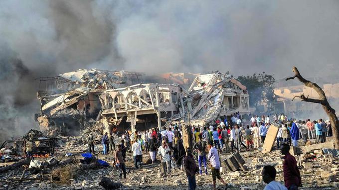 Somalia: Atentatele de la Mogadishu s-au soldat cu moartea a 90 de persoane; 120 de oameni sunt răniţi