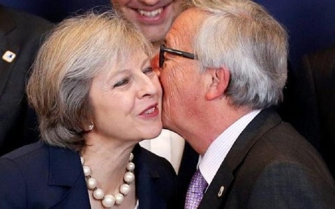 Theresa May ia luni cina cu Jean-Claude Juncker la Bruxelles, înaintea summitului pe tema Brexitului