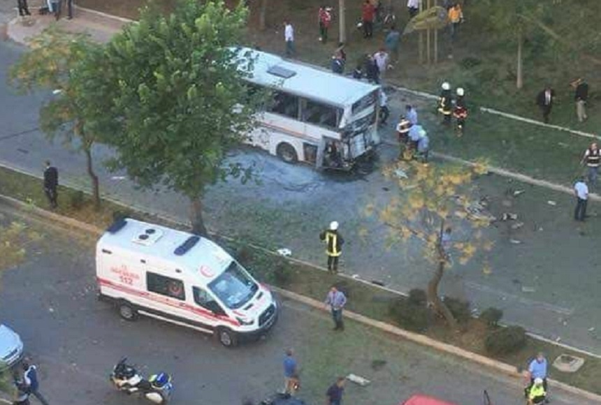 Cel puţin 12 poliţişti aflaţi la bordul unui autobuz, răniţi într-o explozie la Mersin
