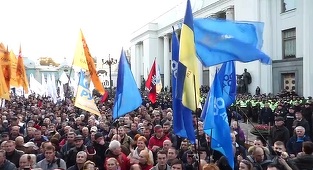 Poroşenko se angajează să înfiinţeze un organ judiciar anticorupţie cerut de Occident şi protestatari, în urma unei manifestaţii conduse de Saakaşvili şi pătate de ciocniri cu poliţia